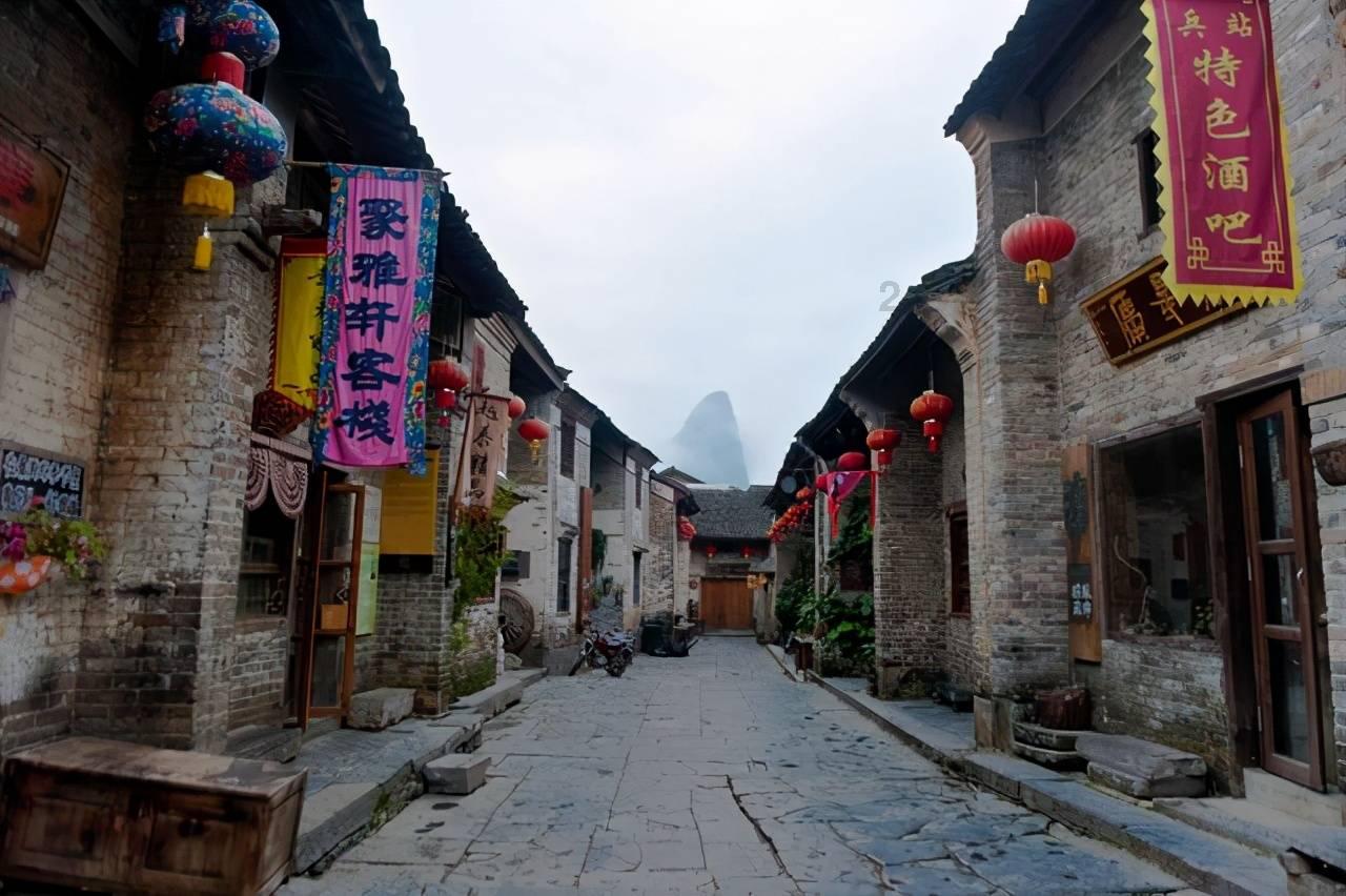 请问这两个女生像双胞胎姐妹吗？然后哪张照片更漂亮？游戏画面